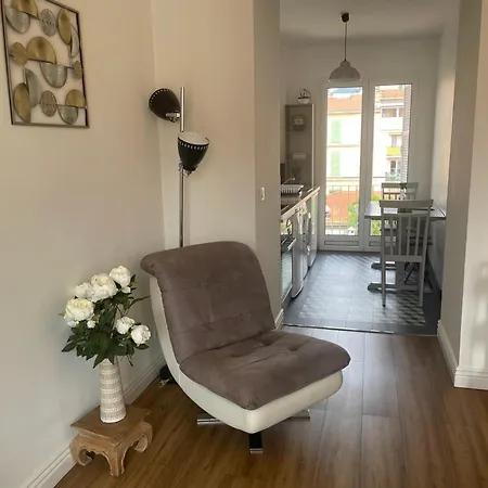 Appartement Le Verlaine, En Centre A Deux Minutes Des Plages Menton