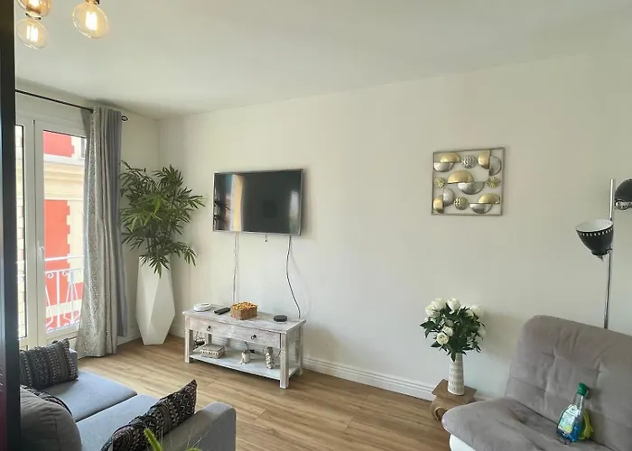 Le Verlaine, En Centre A Deux Minutes Des Plages 芒通